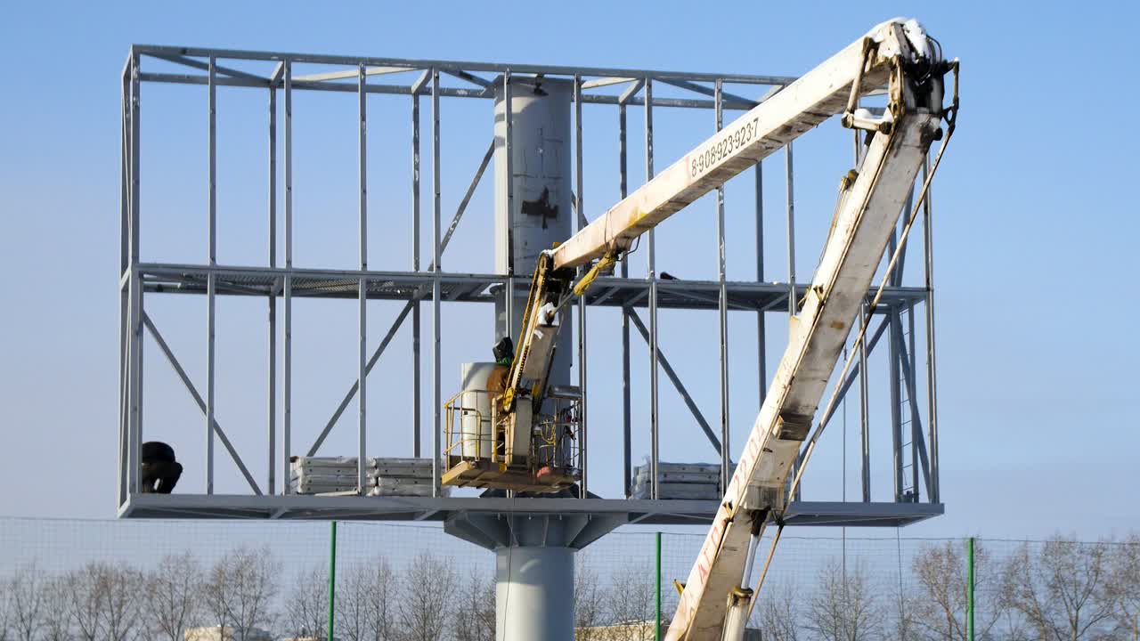 대형 야외 led 스크린을 설치합니다.