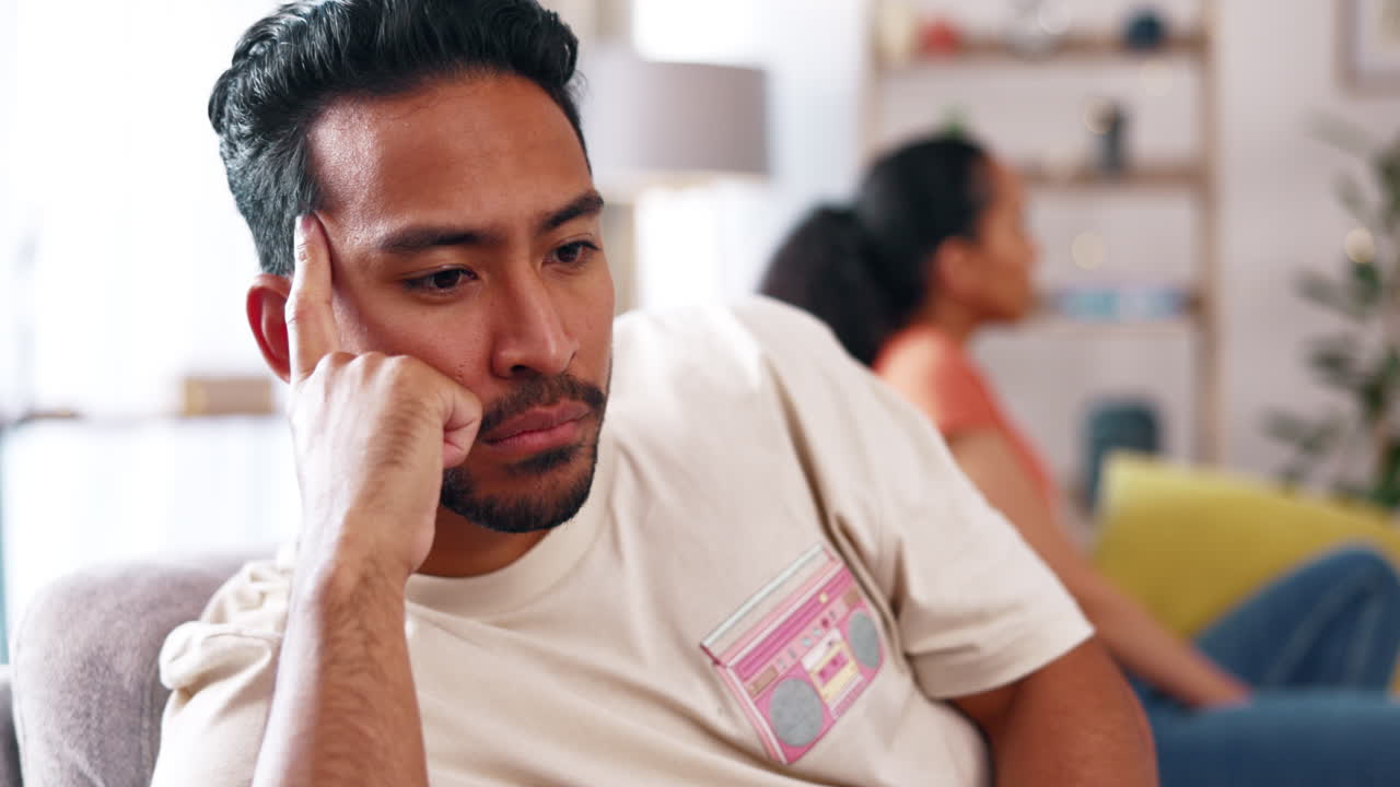 화가 나고, 싸우고, 소파에서 싸우는 커플