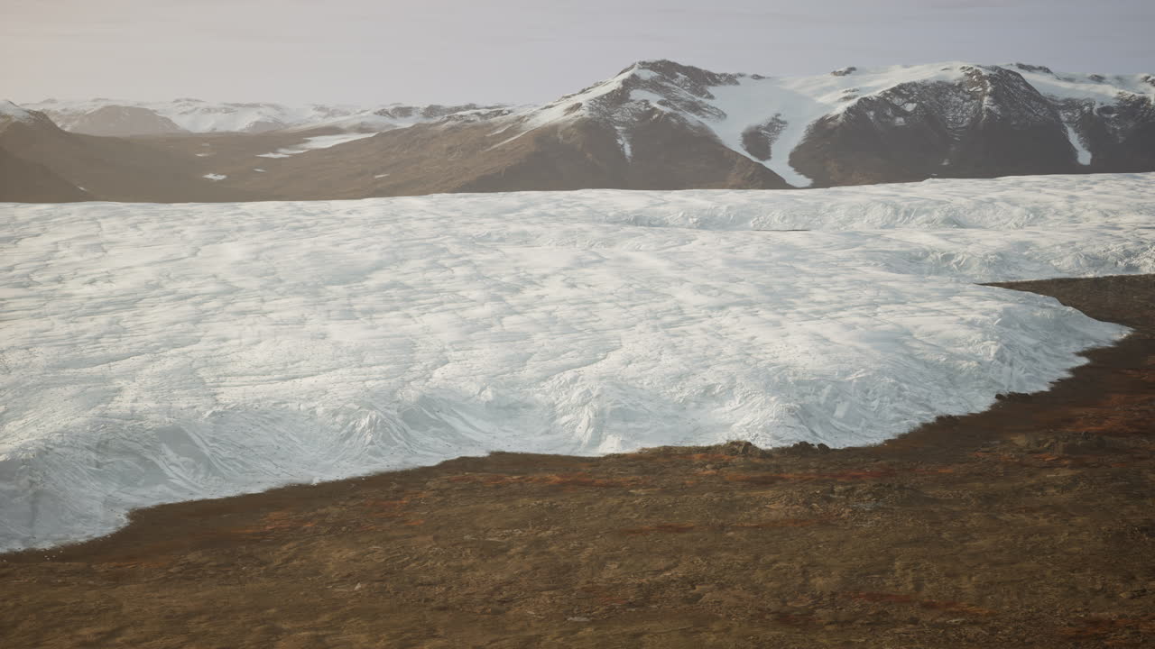 vista aérea de un glaciar y montañas en el ártico