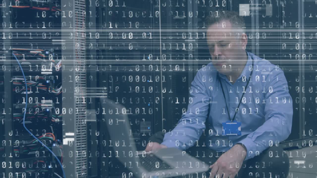 Animasjon av interferens og binær koding over en hvit mann som bruker bærbar PC i et serverrom.