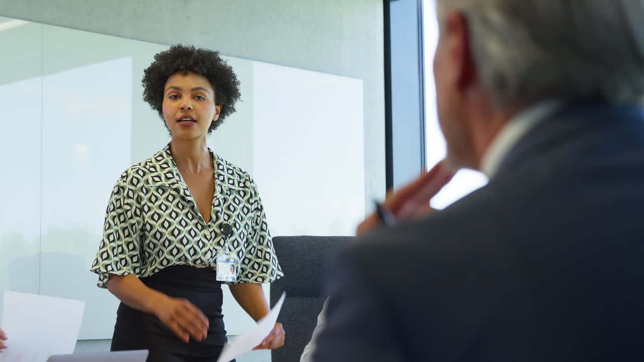 mujer de negocios que lidera un equipo de negocios multicultural que se reúne y colabora en torno a una mesa en la oficina