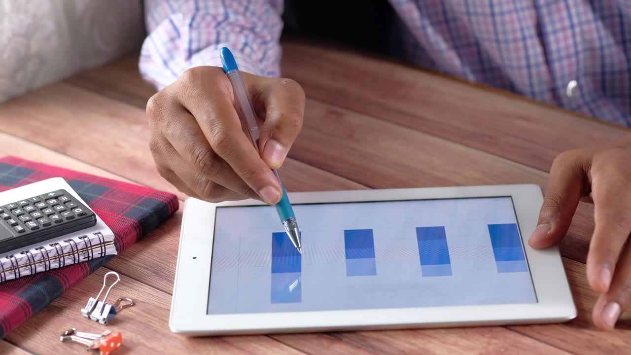 un hombre de negocios analizando datos en una tableta.