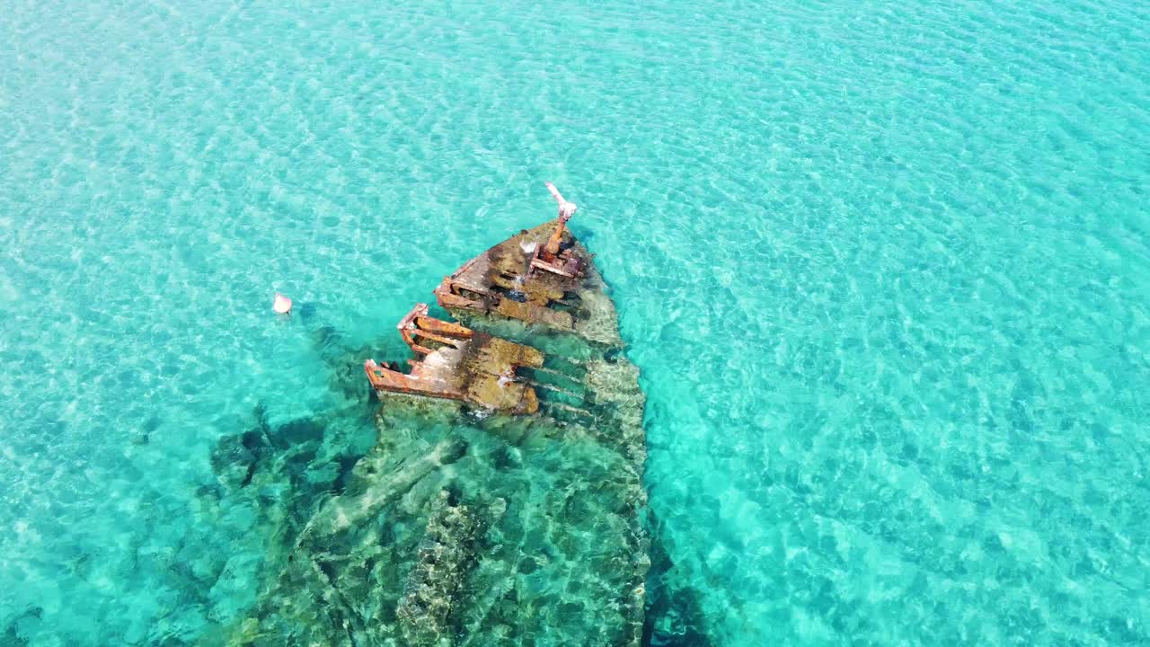 viejo naufragio oxidado en el mar turquesa círculo dron
