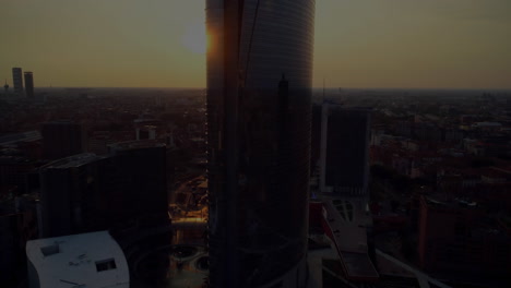 animación de números paquete de texto y procesamiento de datos sobre el paisaje urbano.
