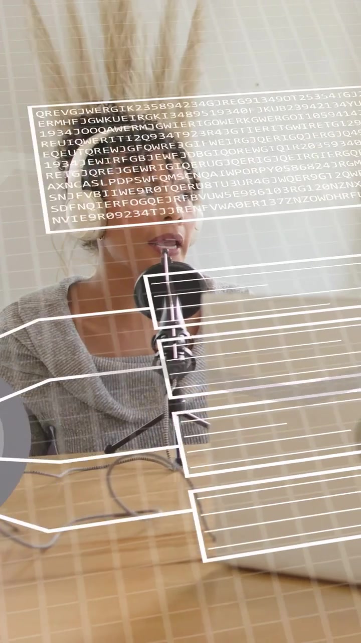 Vertikales Video: Moderator spricht ins Mikrofon, startet Datenüberlagerungen, die durch Diagramme für einen Podcast wechseln.