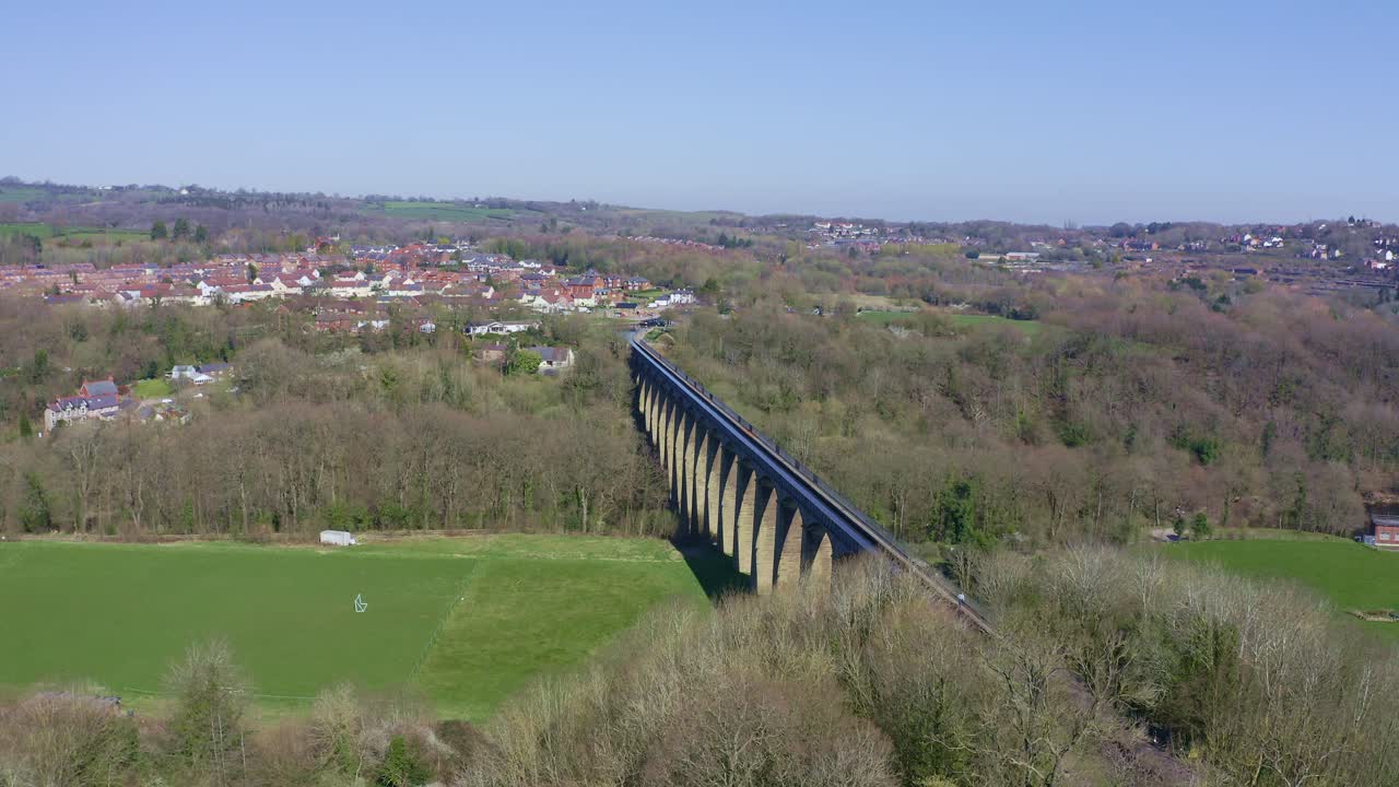 la hermosa y angosta ruta del canal para botes llamada el acueducto pontcysyllte, famosamente diseñado por thomas telford, ubicado en la hermosa campiña galesa, un enorme puente viaducto y un patio de reparación de botes