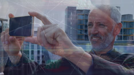 animación de un hombre de negocios caucásico fotografiando con el teléfono en la ciudad y sus amigos jugando en el casino