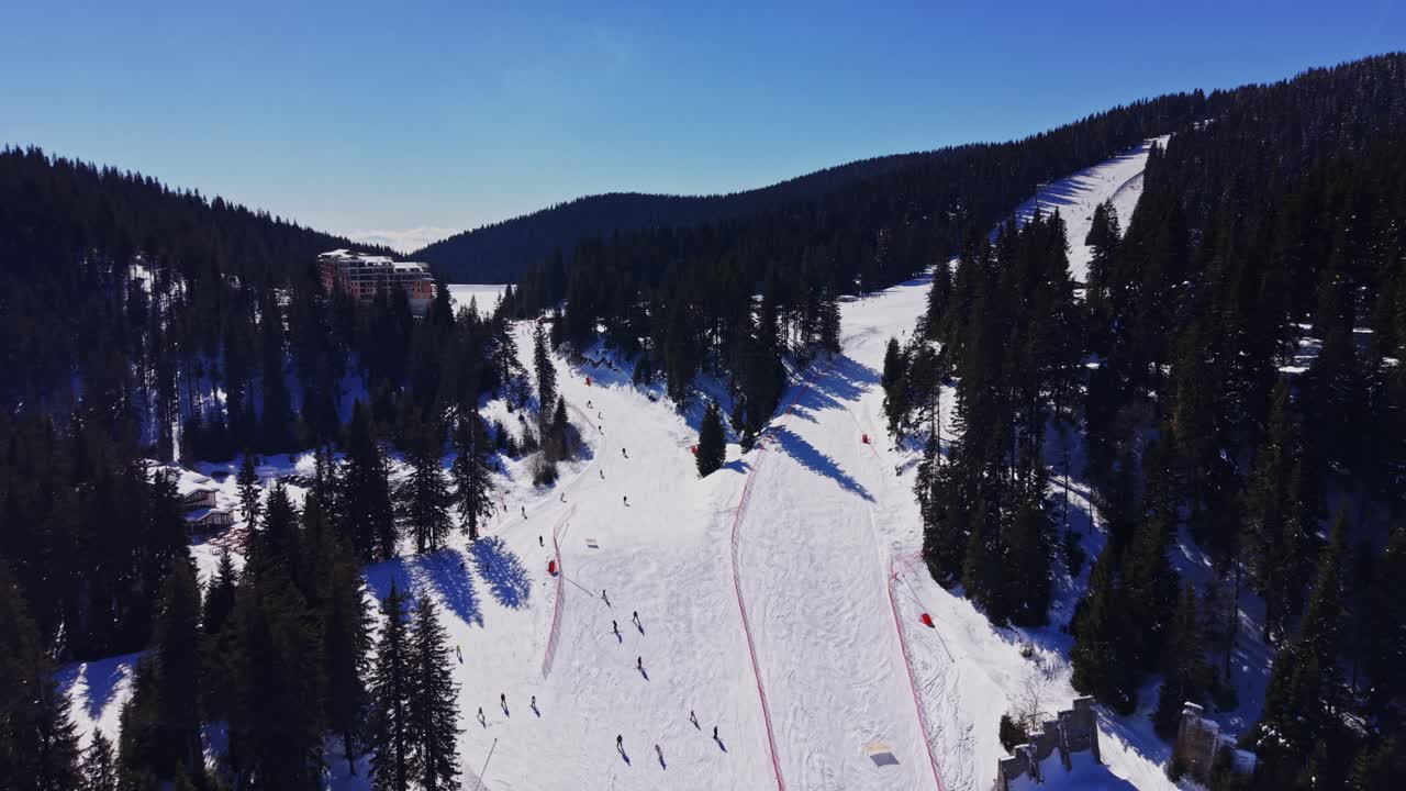 Attività sportive invernali nei Carpazi, Bulgaria in una giornata di sole