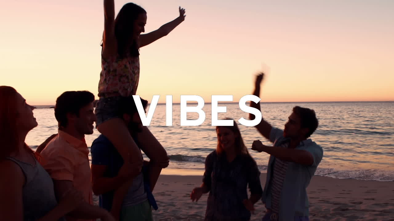 Animation af teksten "vibes" i hvide bogstaver over glade mennesker på stranden