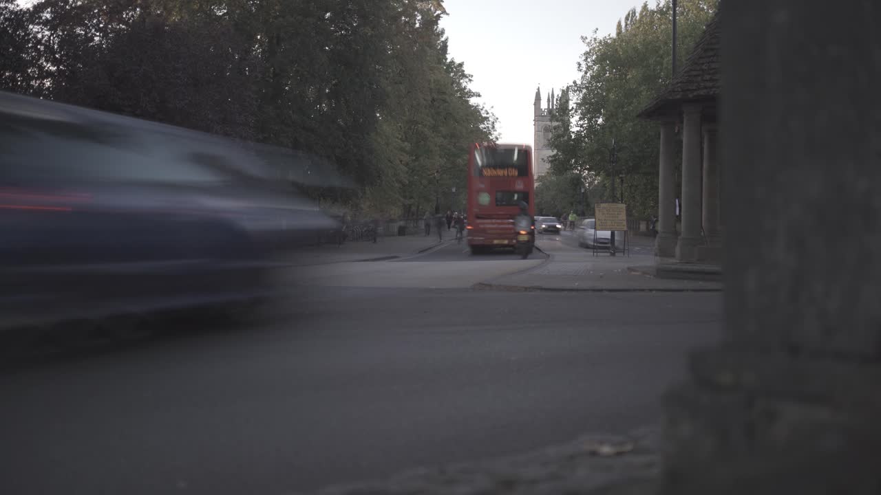 자동차, 버스, 자전거 타는 사람이 양방향으로 경주하는 동안 영국 옥스퍼드의 분주한 막달렌 다리를 보여주는 모션 슬라이더의 4k 타임랩스