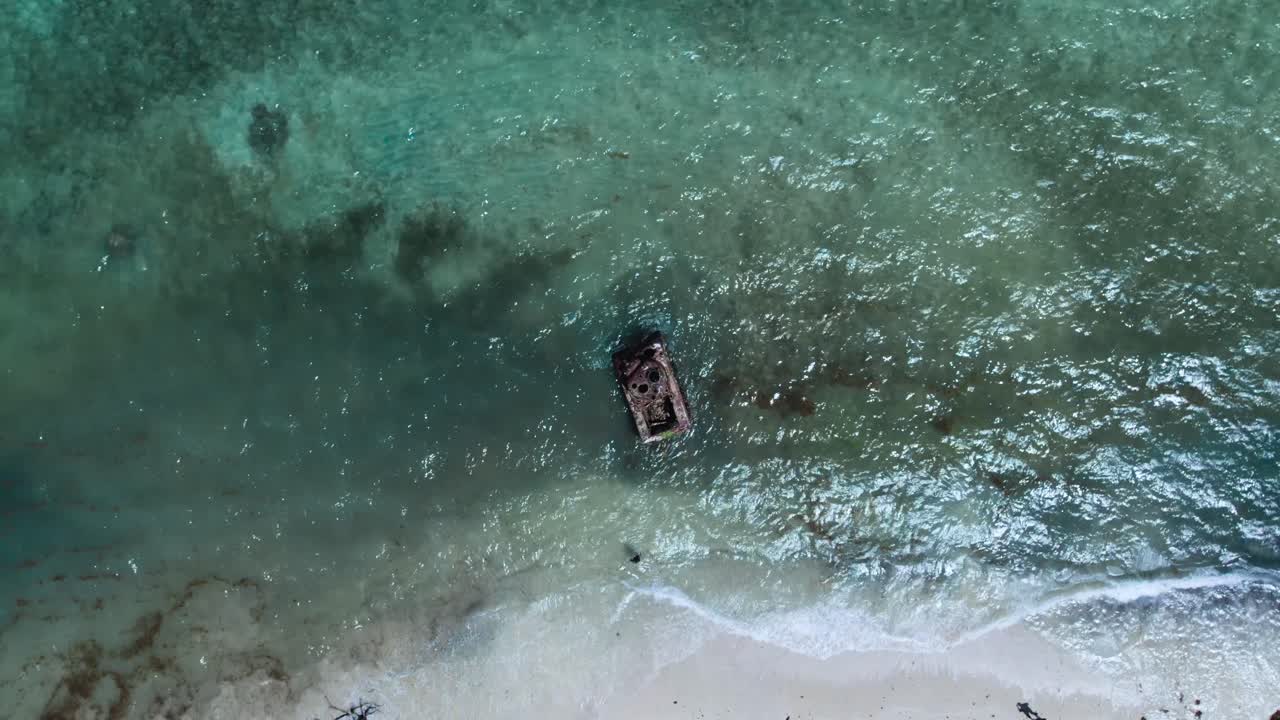 puerto rico playa flamenca subiendo y girando disparo de drones de tanques abandonados