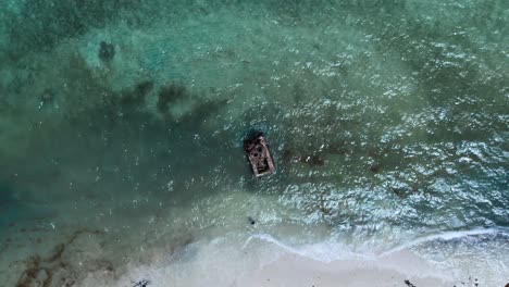 Puerto-Rico-Playa-Flamenca-Subiendo-Y-Girando-Disparo-De-Drones-De-Tanques-Abandonados