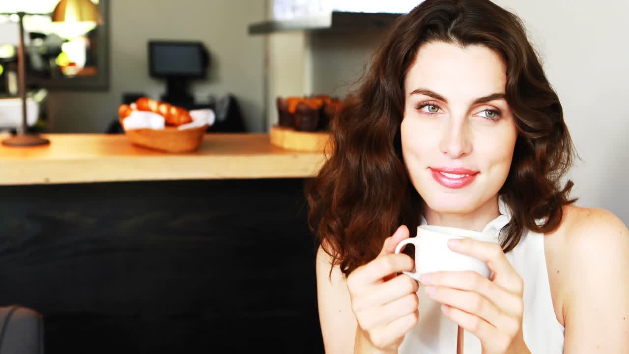 커피를 마시는 아름다운 여성의 초상화