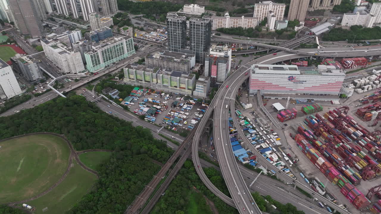 automóviles circulando por pasos elevados en una moderna red de autopistas y ferrocarriles en lai king en hong kong