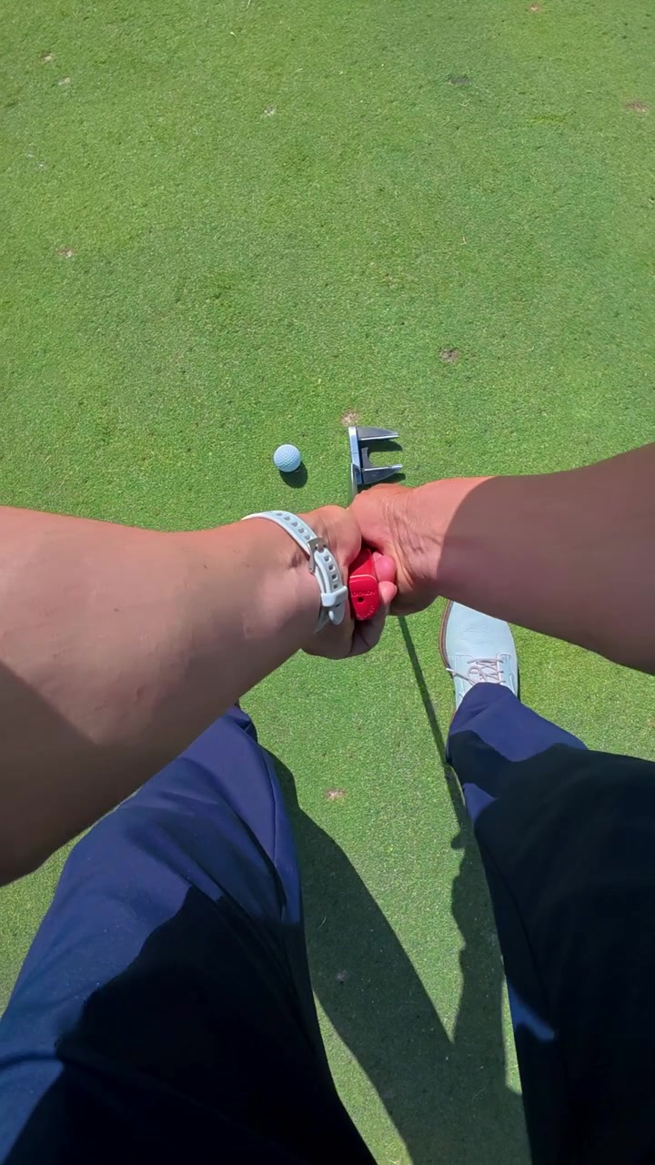 Golfista che imbuca la pallina sul green