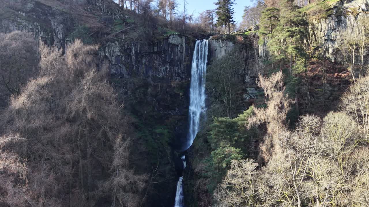 Spettacolare cascata Pistyll Rhaeadr in HDR ripresa con drone - salita dalla base, Galles del Nord, Regno Unito
