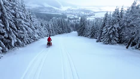 Jinete-Montando-Una-Moto-De-Nieve-En-El-País-De-Las-Maravillas-De-Invierno---Disparo-De-Seguimiento-De-Drones