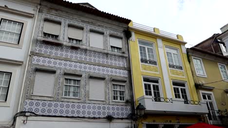 edificios coloridos de aveiro con azulejos, portugal