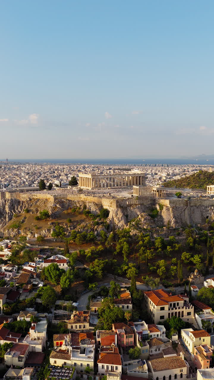Ripresa aerea verticale dell'Acropoli e del Partenone ad Atene, in Grecia, realizzata in una giornata di sole con un cielo azzurro limpido