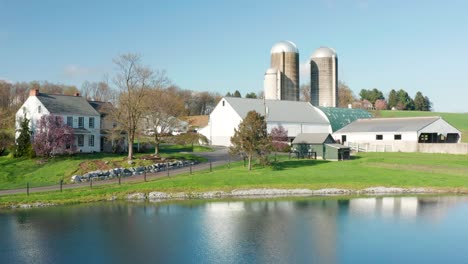 inclinar hacia arriba revela edificios agrícolas americanos, granero, silo, casa