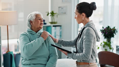 médico que consulta a un paciente de edad avanzada en una clínica.