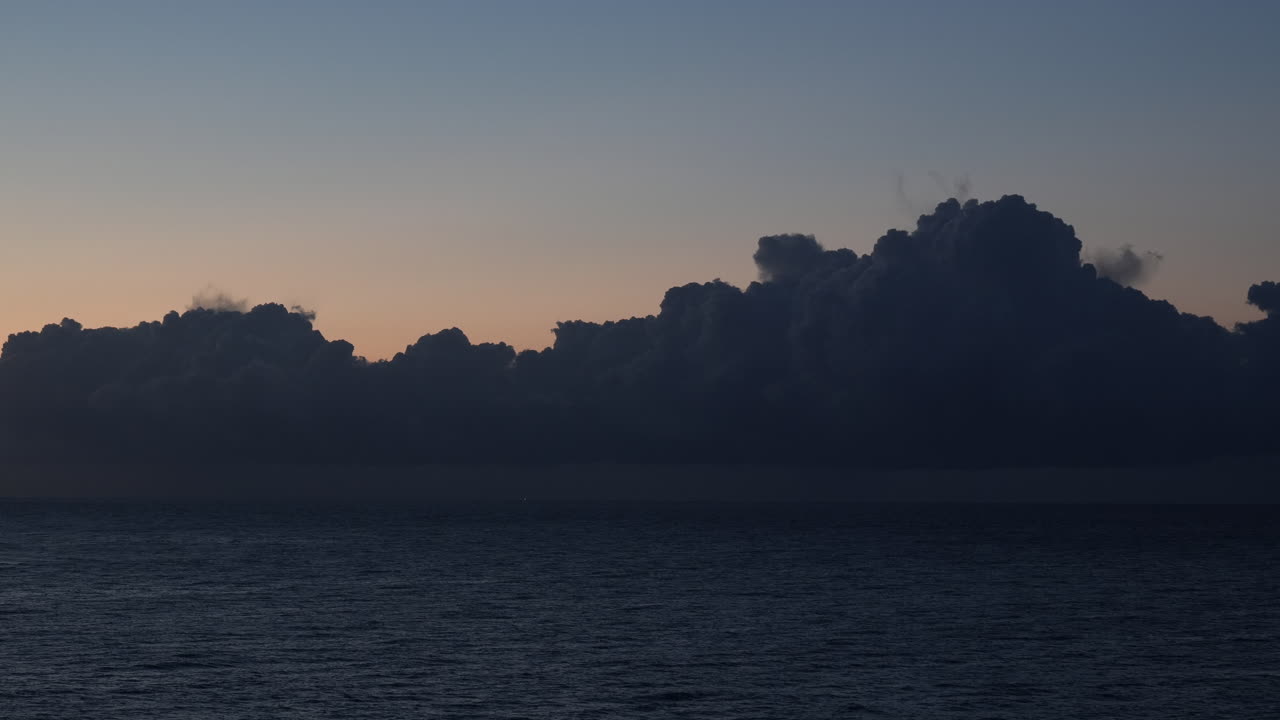 놀라운 타임  ⁇ 스 비디오 조용한 바다 물 위에 큰 구름이 형성 황금 태양이 일찍 여름 아침