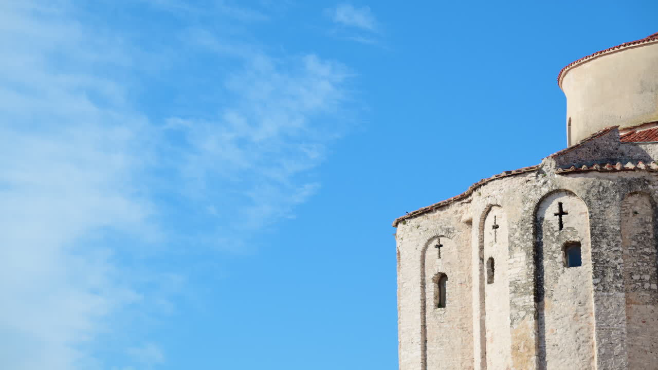 Mura in pietra dell'antica Chiesa di San Donato sotto un cielo azzurro brillante. Zara, Croazia