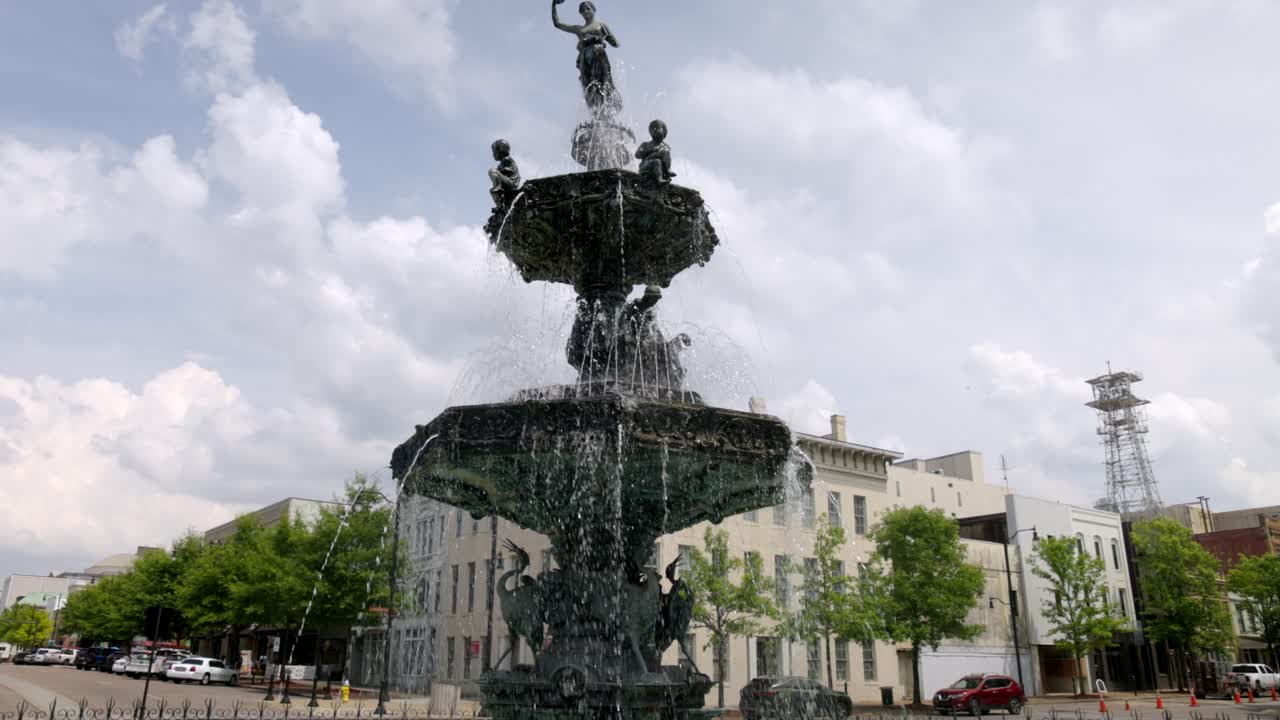 fuente cuadrada de la corte en montgomery, alabama con video panorámico de derecha a izquierda en cámara lenta