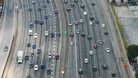 vista de ángulo alto de vehículos que conducen en una carretera ancha de varios carriles