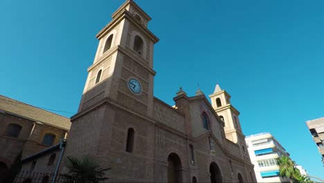 antigua iglesia en medio de torrevieja, españa alicante