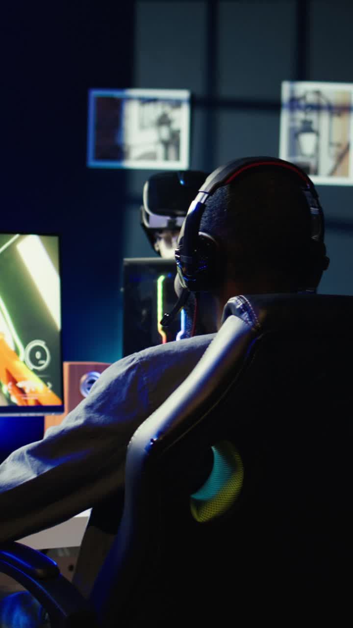 Video verticale di un gamer che festeggia la vittoria in un videogioco multiplayer online, alzando i pugni al cielo