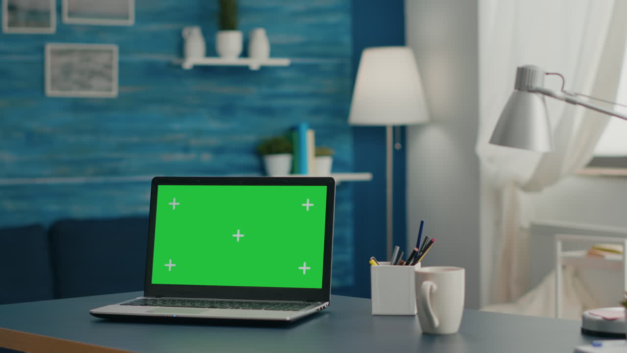 Computer portatile con schermo mockup verde chroma key