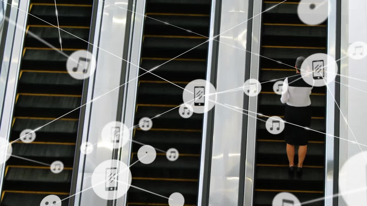 animación de la red de conexiones con iconos sobre mujer de negocios caucásica en la escalera mecánica