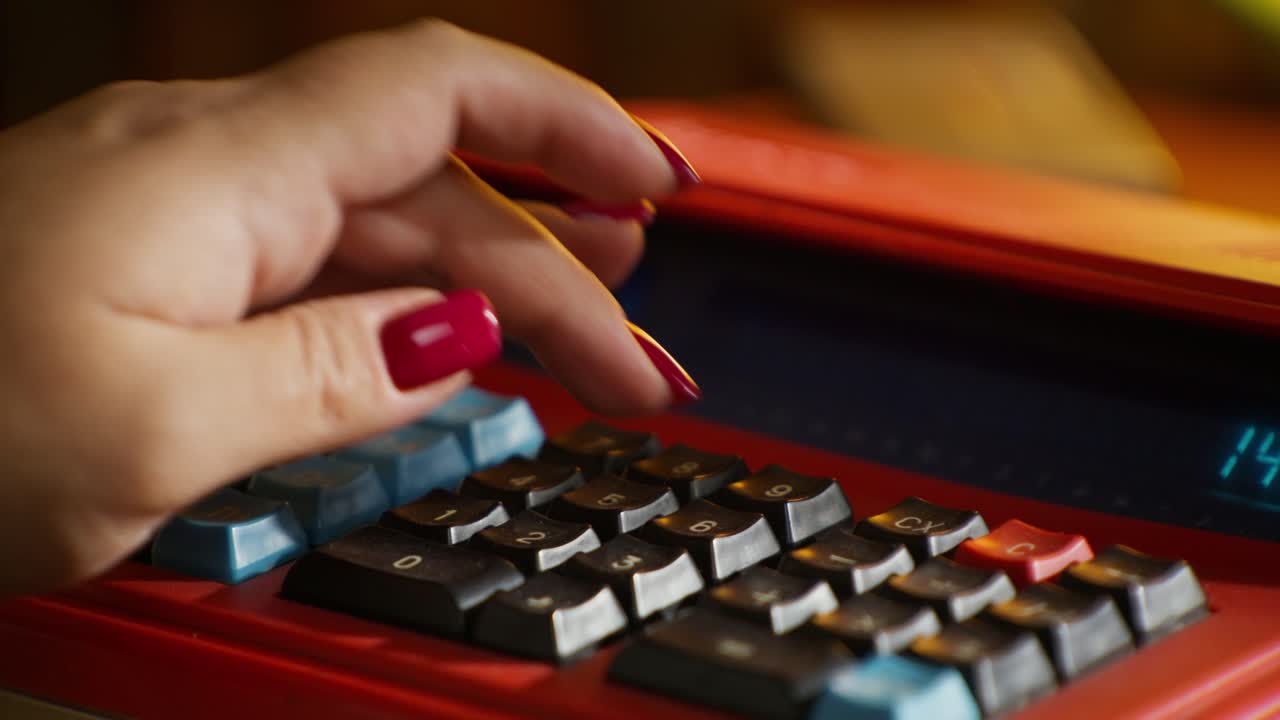 женщина использует старинный калькулятор.