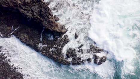 波の空中トップダウン 海が岩層に衝突する リラックスできる母なる地球の映像