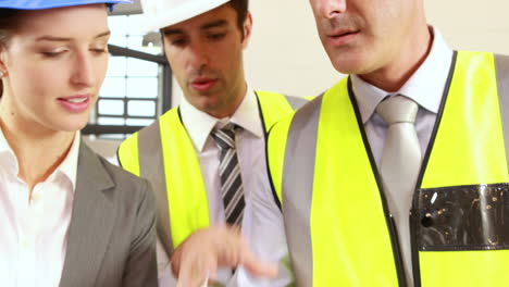 equipo de arquitectos que estudian el plan de construcción