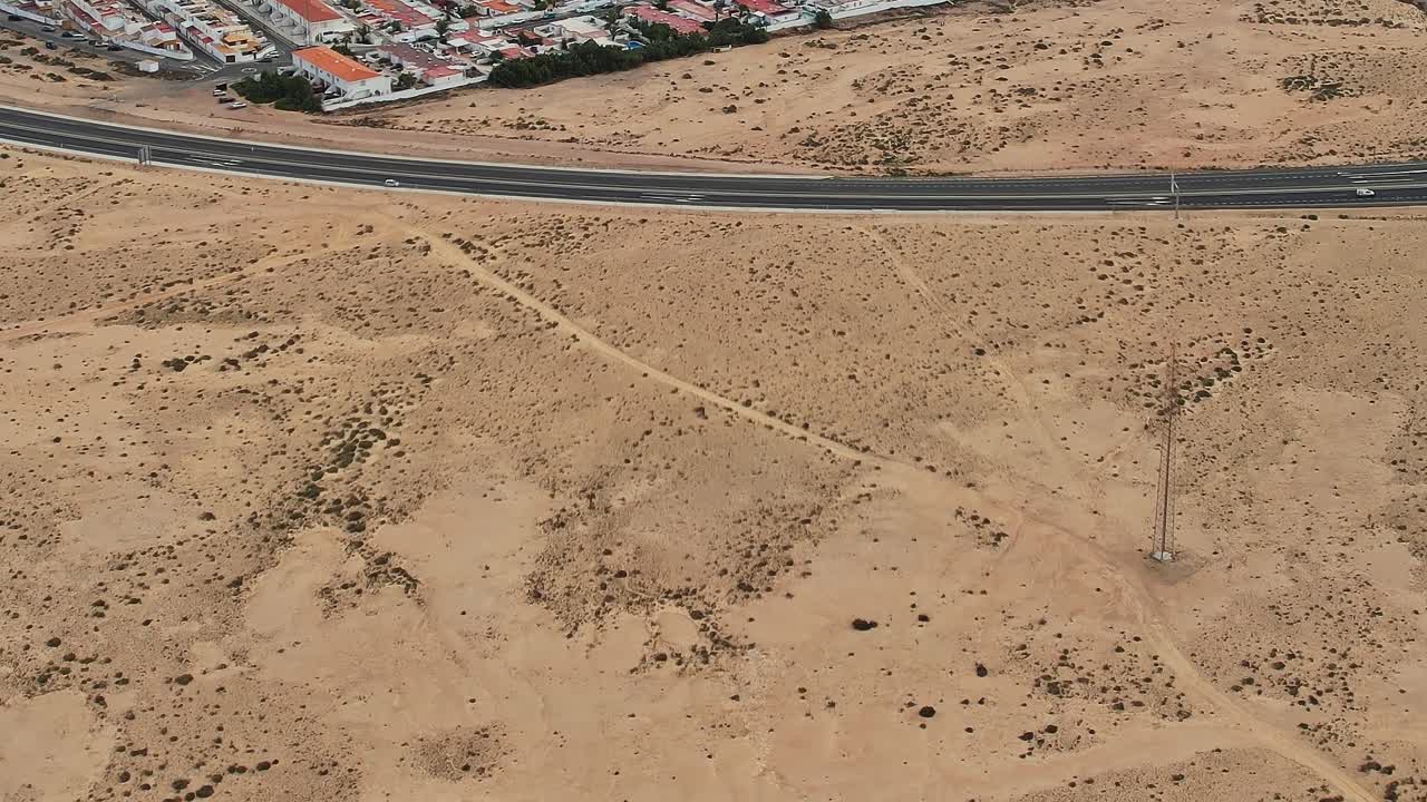 Vista aérea del paisaje árido en Fuerteventura, España, durante el día