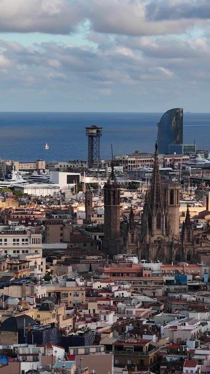 Vertikalt dronebillede af Barcelona, Spanien, bygninger i centrum og Barceloneta strandkvarter