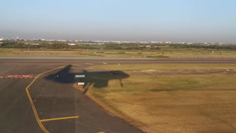 sombra de un avión que aterriza en el aeropuerto, silueta de un avión sobre el campo