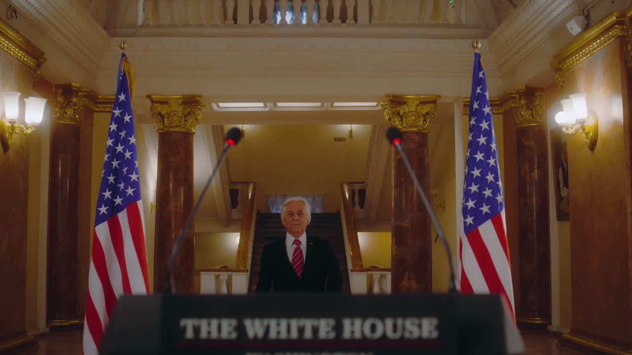 el candidato presidencial de estados unidos llega a la tribuna, comienza la actuación, responde a las preguntas de los periodistas y da una entrevista. política republicana estadounidense en una conferencia de prensa. día de las elecciones.