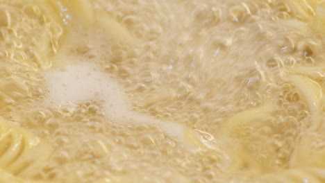 burbujas y vapor de fideos hirviendo calientes para ramen - cámara lenta macro