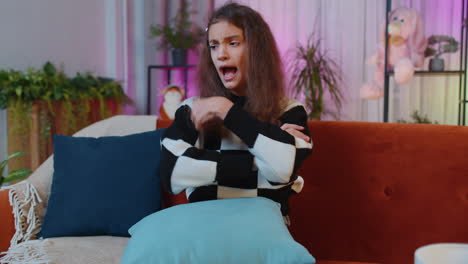 niña preadolescente deprimida triste pierde malas noticias, pérdida de fortuna, juego fallido, descontento, pelea en casa