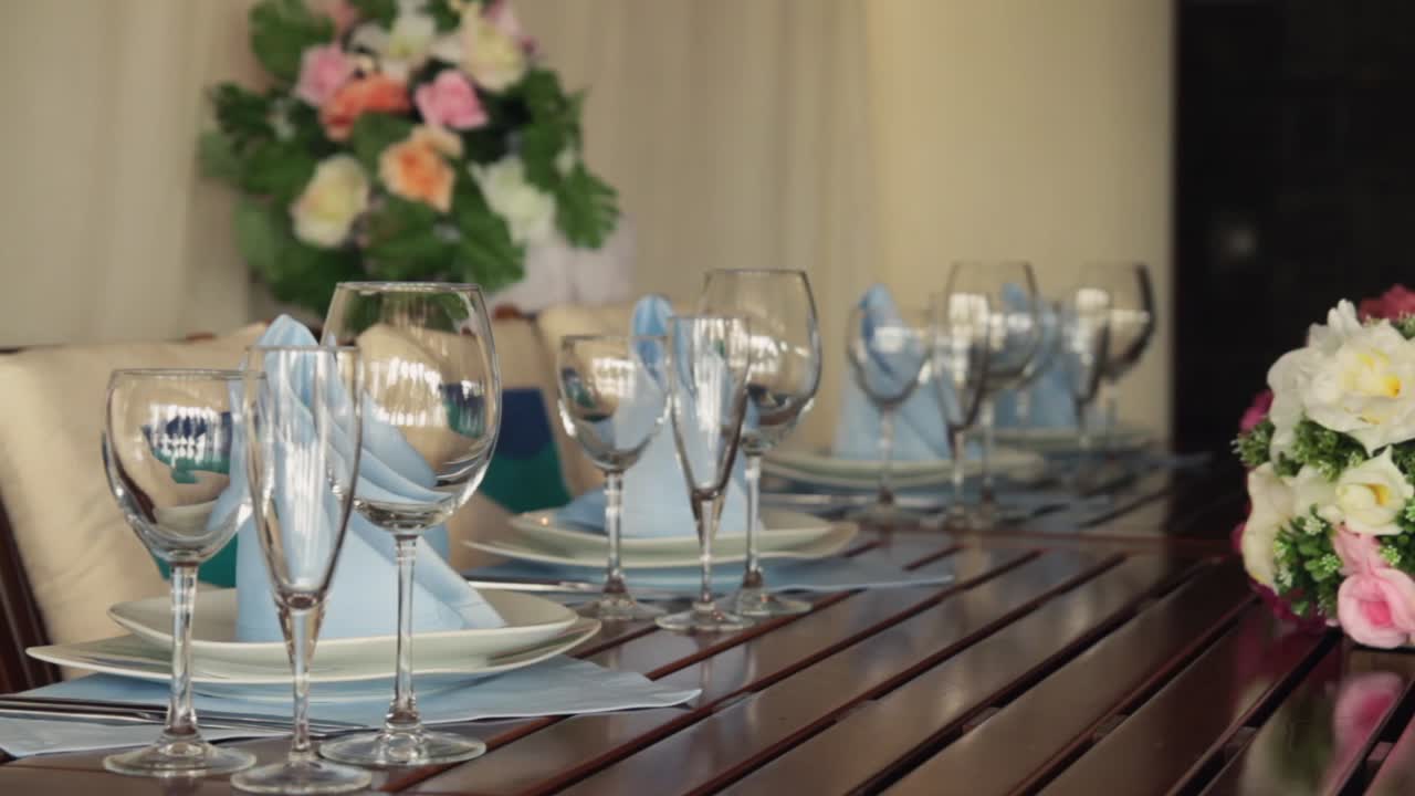 elegante decoración de mesa para una recepción de boda o fiesta