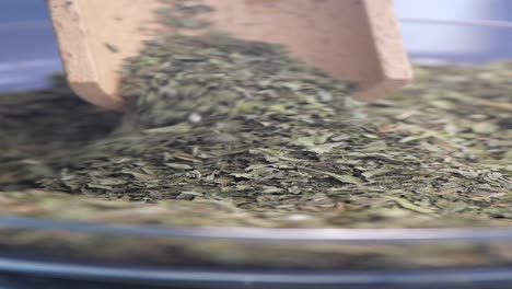 menta seca en un cuenco con cuchara de madera