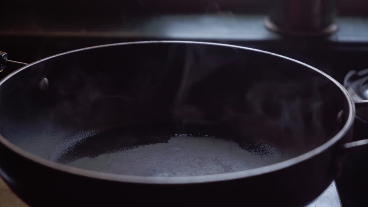 sartén caliente con humo de aceite en la cocina huevo endiablado también conocido como huevos rellenos, huevos rusos o huevos aliñados