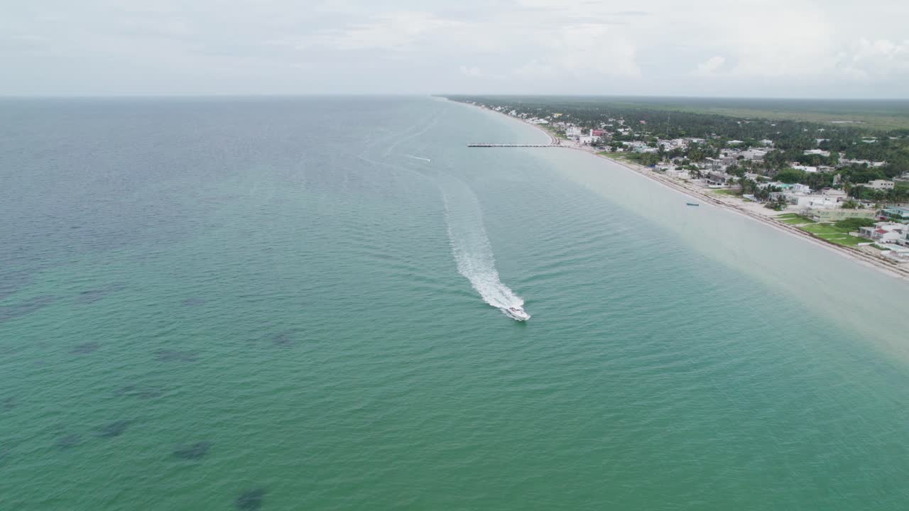 un bote cerca de la playa en telchac