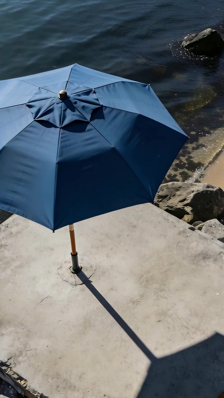 Video verticale: Telecamera in movimento che mostra un palo di ombrellone blu in una lastra vicino a una costa rocciosa, mostrando la copertura.