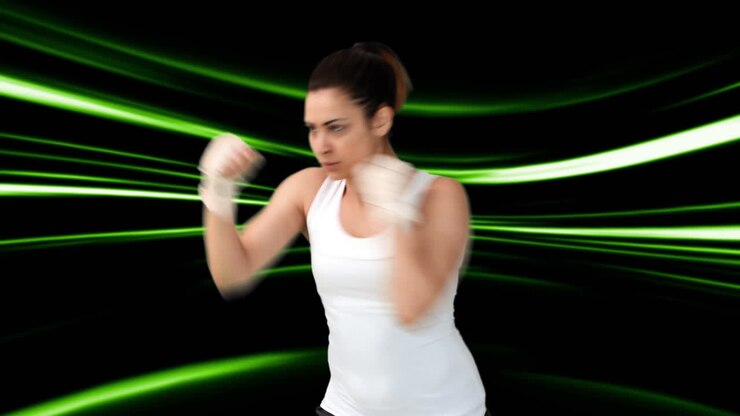Donna atletica che fa boxe