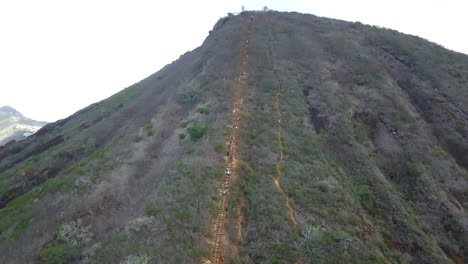 Vista-Aérea-Acercándose-Al-Comienzo-Del-Sendero-Del-Ferrocarril-Del-Cráter-De-Koko-Ruta-De-Senderismo