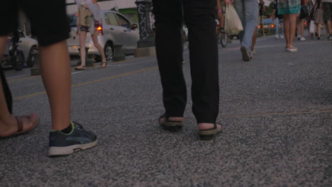 Crowd-of-citizens-and-tourists-passing-by-legs-only